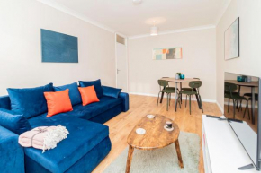 Modern 2 Bedroom Home Near Shops and Attractions Sleeps 6